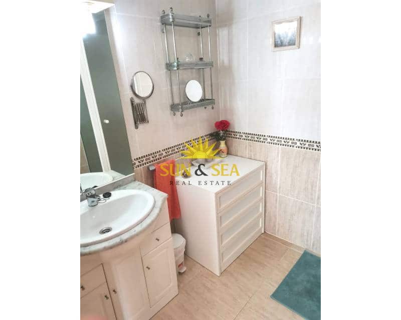 3 slaapkamer Appartement te huur in La Manga del Mar Menor met zwembad - € 800 (Ref: 8934618)