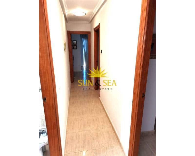 3 slaapkamer Appartement te huur in La Manga del Mar Menor met zwembad - € 800 (Ref: 8934618)