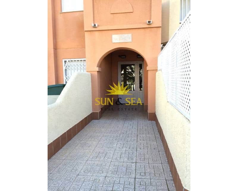 3 slaapkamer Appartement te huur in La Manga del Mar Menor met zwembad - € 800 (Ref: 8934618)