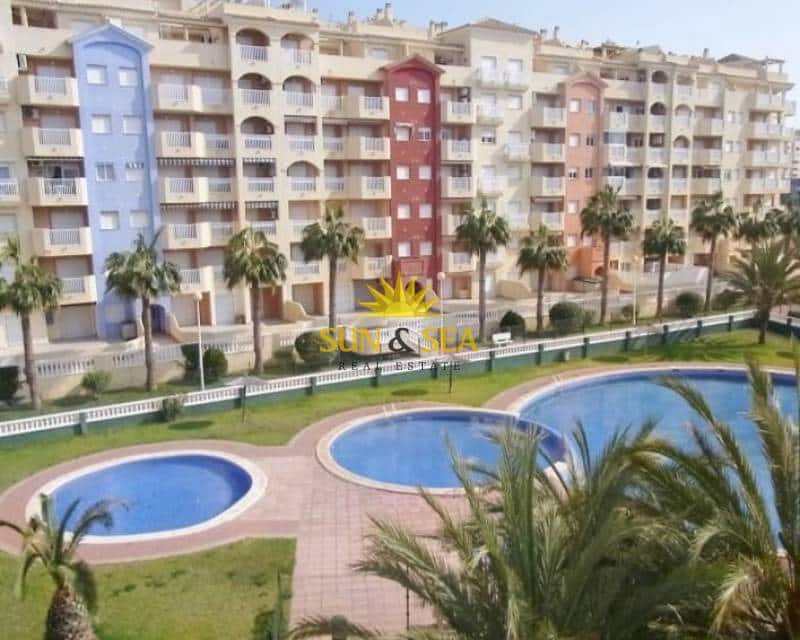 3 slaapkamer Appartement te huur in La Manga del Mar Menor met zwembad - € 800 (Ref: 8934618)