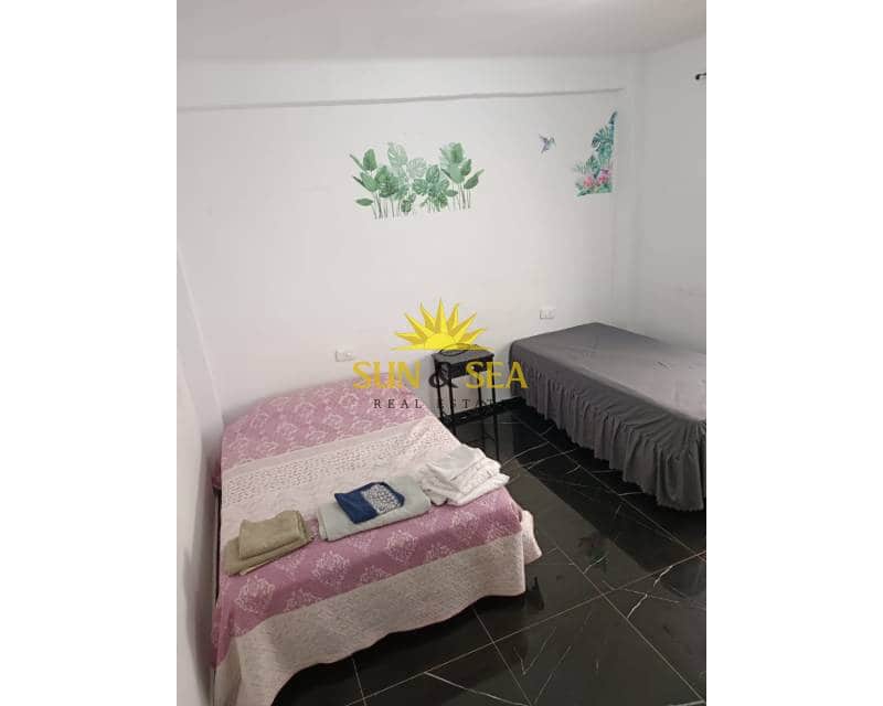 4 makuuhuone Huoneisto vuokrattavana paikassa Torrevieja - 1 350 € (Ref: 8937951)