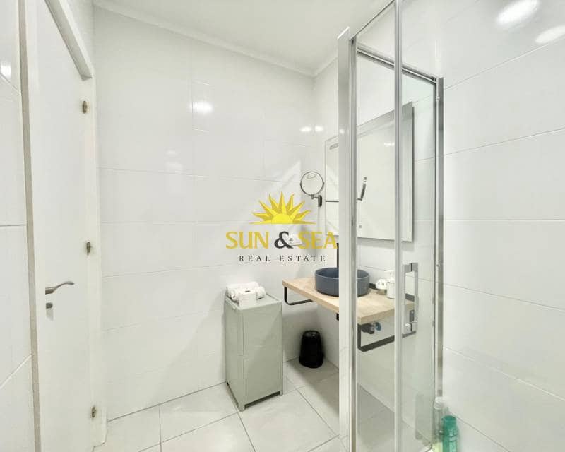 3 makuuhuone Huoneisto vuokrattavana paikassa Torrevieja mukana uima-altaan - 950 € (Ref: 8938235)