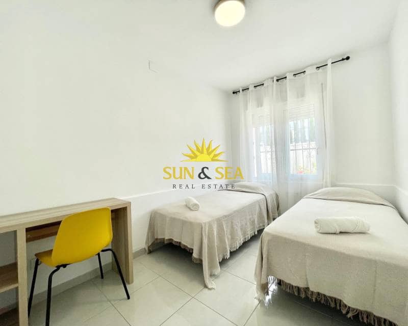 3 makuuhuone Huoneisto vuokrattavana paikassa Torrevieja mukana uima-altaan - 950 € (Ref: 8938235)