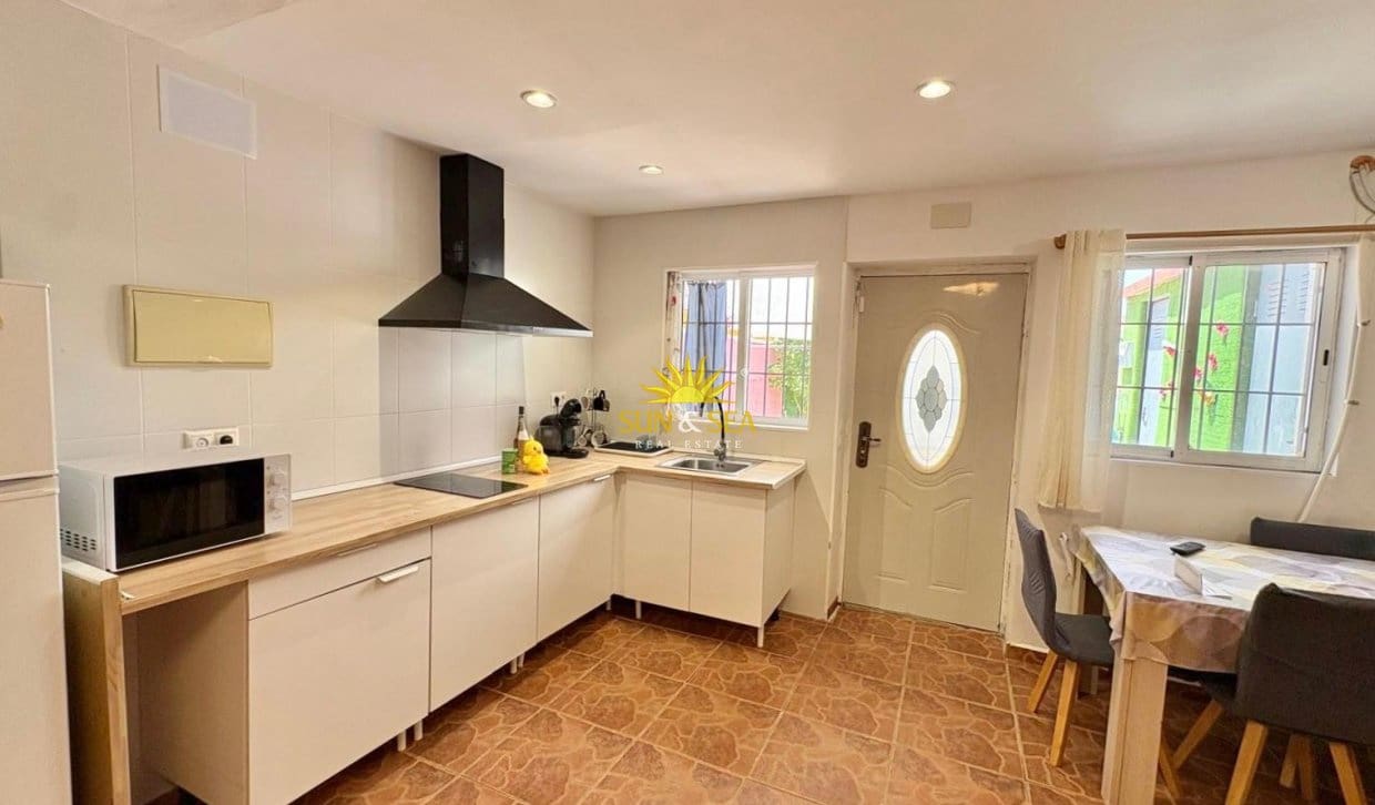 Bungalow de 2 chambres à louer à Torrevieja - 850 € (Ref: 8947255)