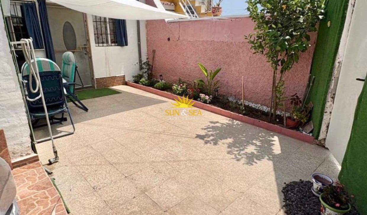Bungalow de 2 chambres à louer à Torrevieja - 850 € (Ref: 8947255)