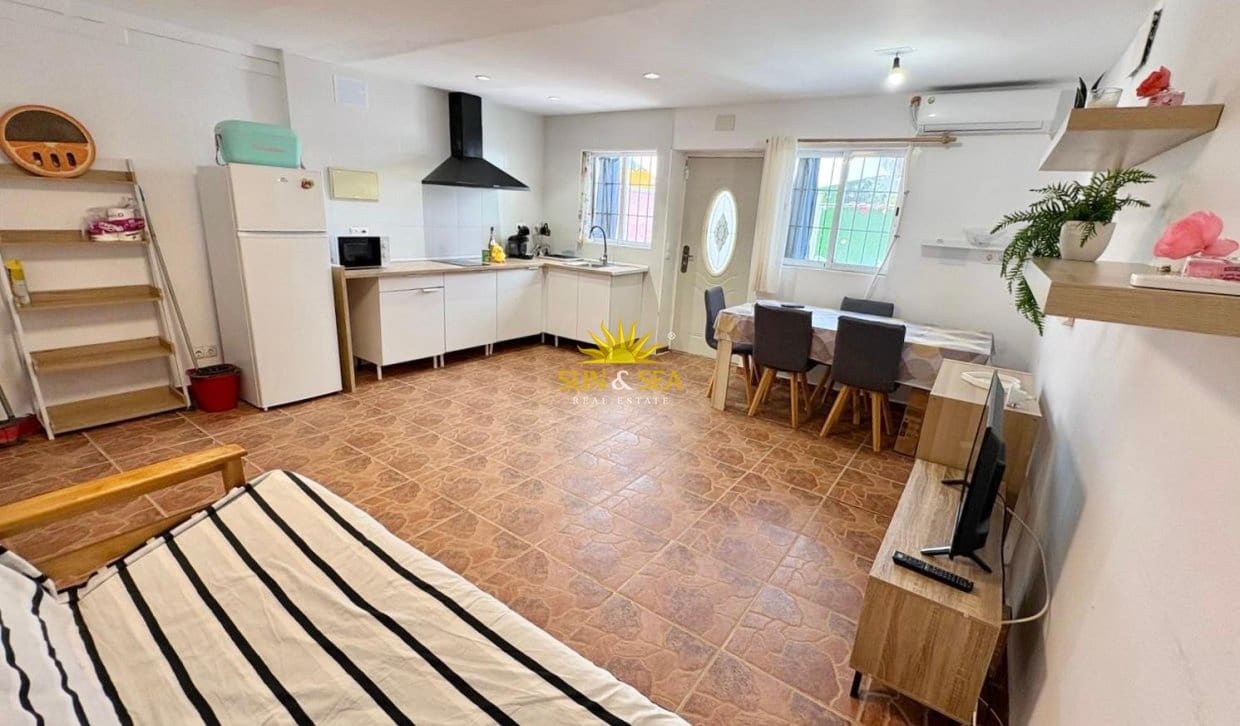 Bungalow de 2 chambres à louer à Torrevieja - 850 € (Ref: 8947255)