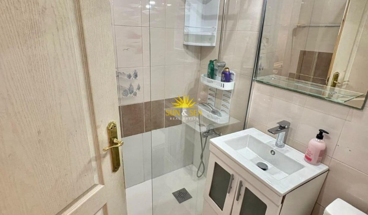 Bungalow de 2 chambres à louer à Torrevieja - 850 € (Ref: 8947255)