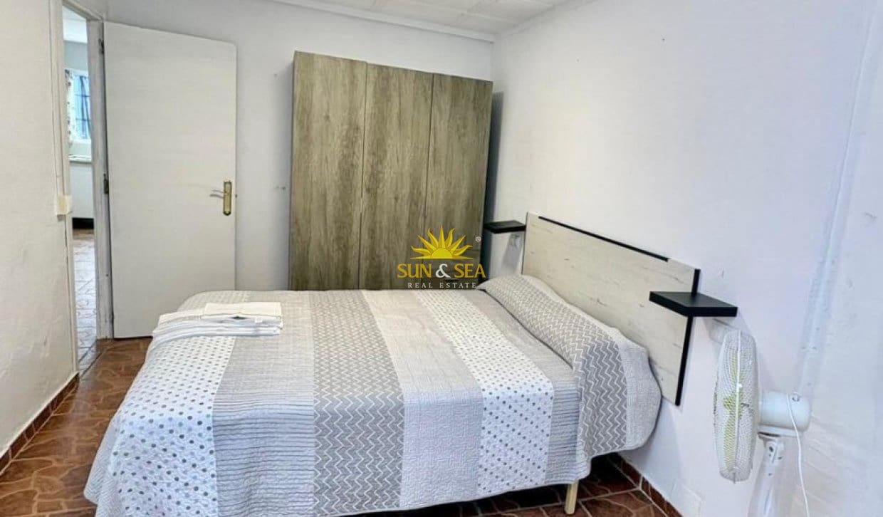 Bungalow de 2 chambres à louer à Torrevieja - 850 € (Ref: 8947255)