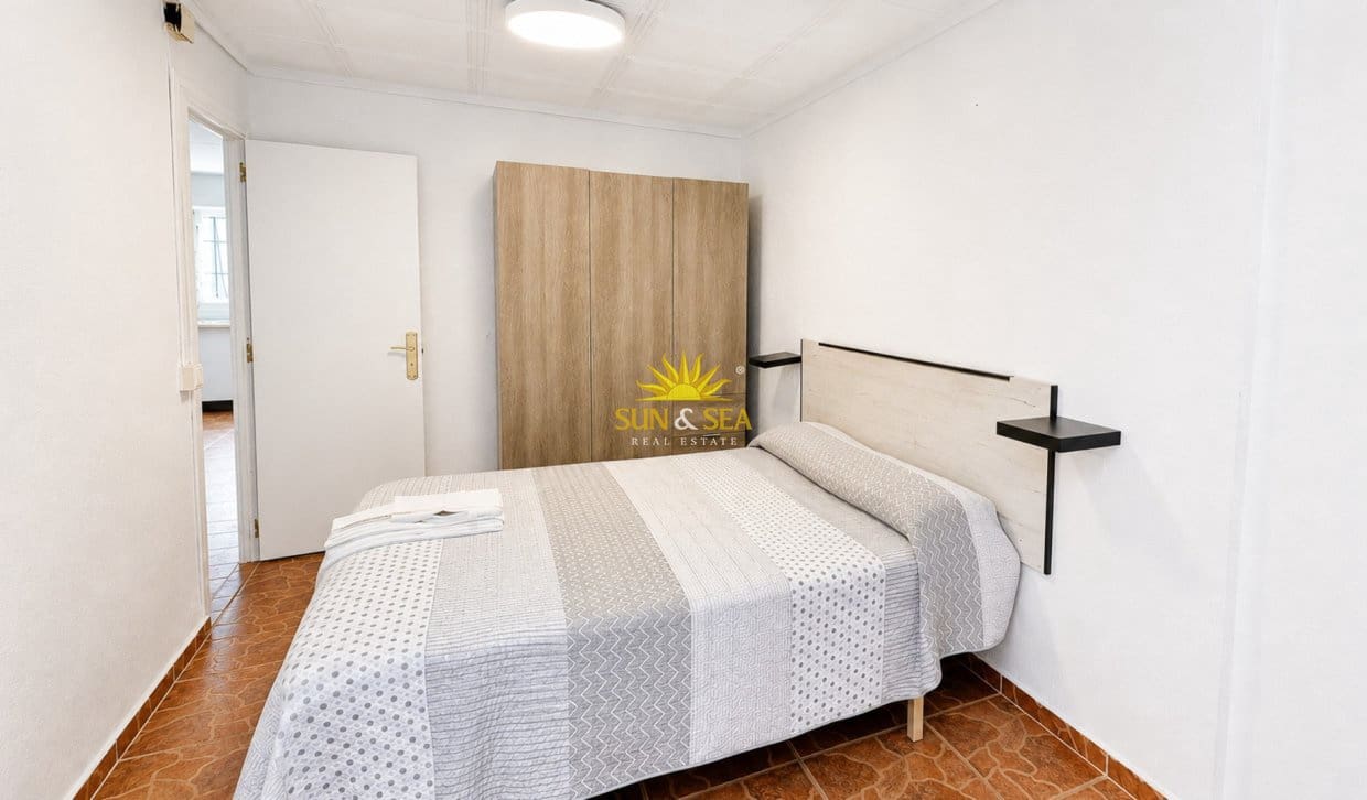 2 soverom Bungalow til leie i Torrevieja - € 850 (Ref: 8947255)