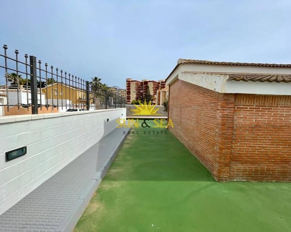 Chalet de 4 habitaciones en La Manga del Mar Menor en alquiler con garaje - 2.000 € (Ref: 8949967)