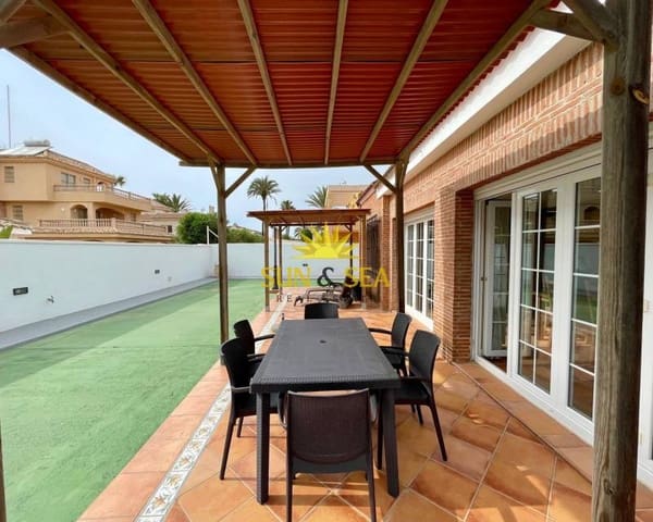 Chalet de 4 habitaciones en La Manga del Mar Menor en alquiler con garaje - 2.000 € (Ref: 8949967)