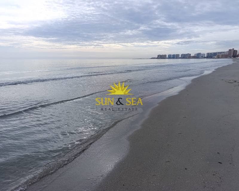 1 slaapkamer Appartement te huur in La Manga del Mar Menor met zwembad - € 750 (Ref: 8953409)