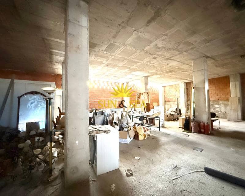 Local Commercial de 1 chambre à louer à Torrevieja - 4 850 € (Ref: 8981729)