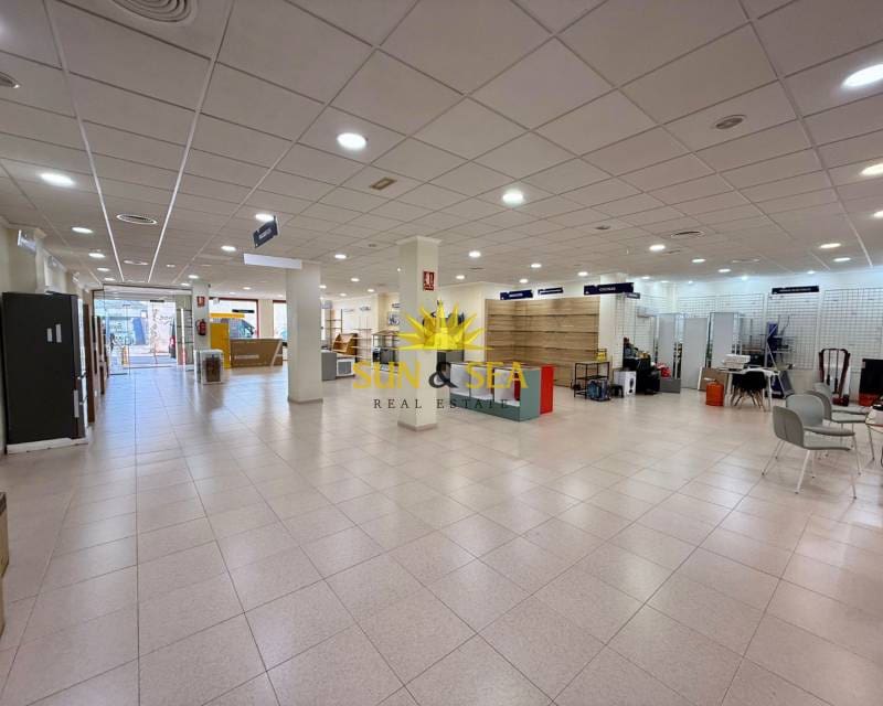 1 makuuhuone Kaupallinen vuokrattavana paikassa Torrevieja - 2 500 € (Ref: 8988787)