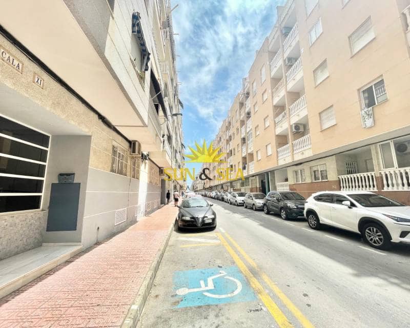 3 soverom Leilighet til leie i Torrevieja med svømmebasseng garasje - € 950 (Ref: 9015120)