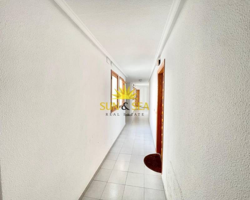 1 sovrum Lägenhet att hyra i Torrevieja med pool - 750 € (Ref: 9018749)