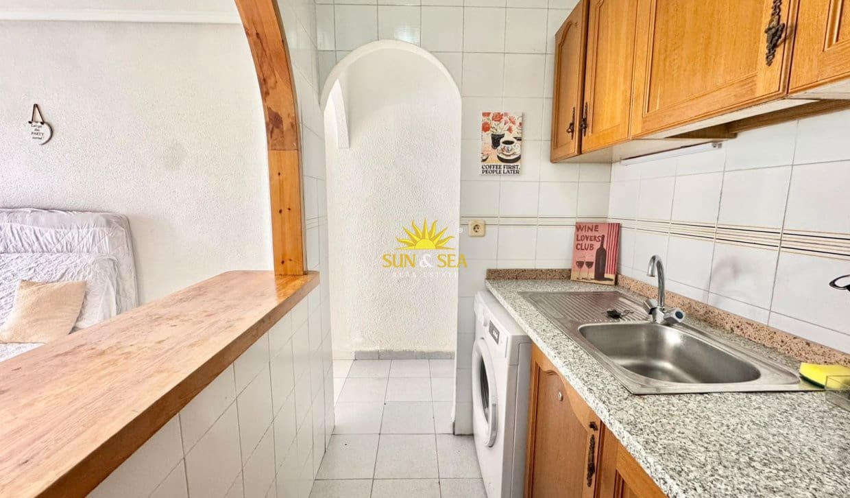 1 bedroom Apartment for rent in Torrevieja with pool - € 700 (Ref: 9018749)