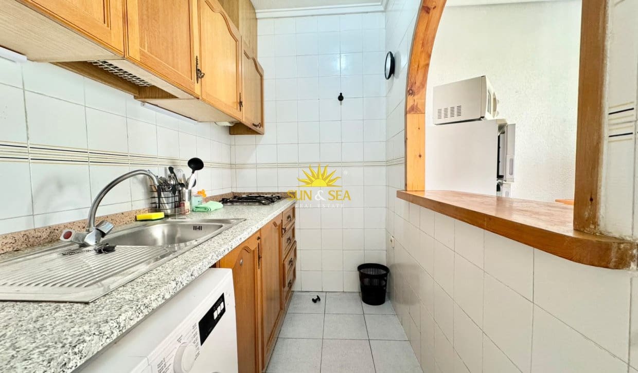 1 bedroom Apartment for rent in Torrevieja with pool - € 700 (Ref: 9018749)