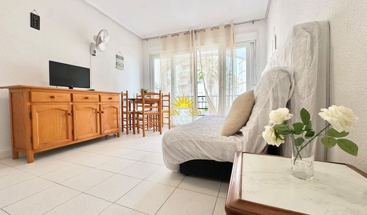 1 bedroom Apartment for rent in Torrevieja with pool - € 700 (Ref: 9018749)