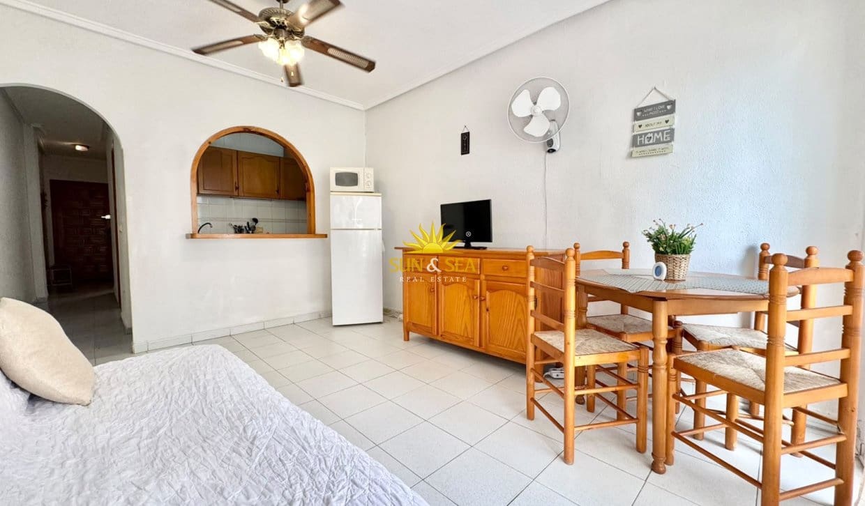 1 bedroom Apartment for rent in Torrevieja with pool - € 700 (Ref: 9018749)