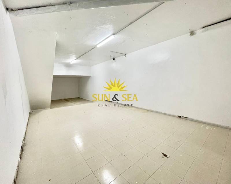 1 quarto Comercial para arrendar em Torrevieja - 1 500 € (Ref: 9072330)