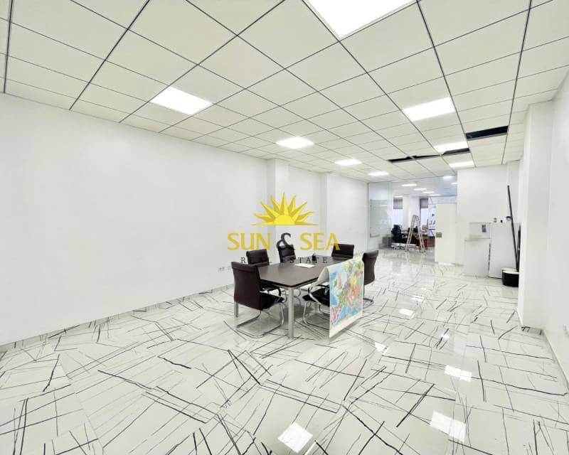 1 quarto Comercial para arrendar em Torrevieja - 1 500 € (Ref: 9072330)