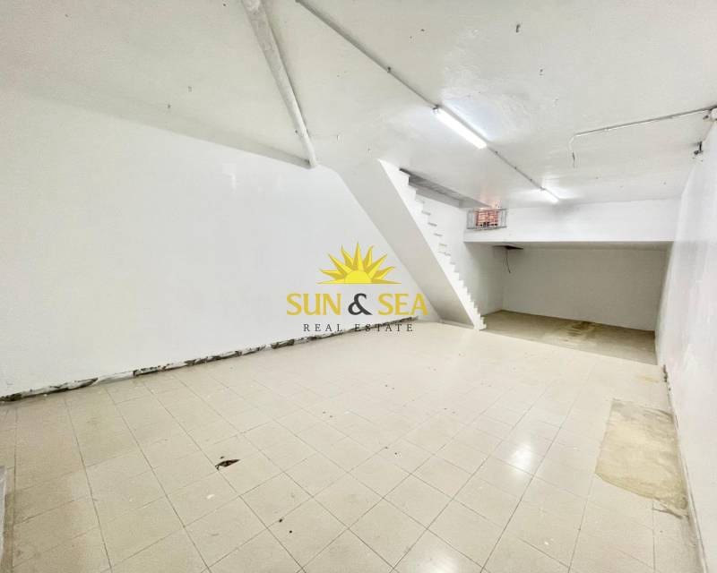 1 quarto Comercial para arrendar em Torrevieja - 1 500 € (Ref: 9072330)