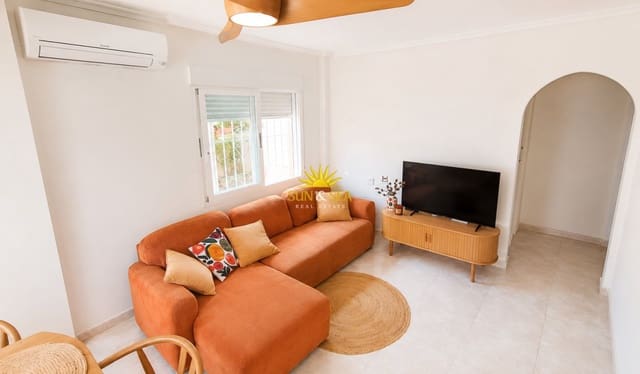 Chalet de 2 habitaciones en Aguas Nuevas, Torrevieja en alquiler con piscina garaje - 1.250 € (Ref: 9074625)
