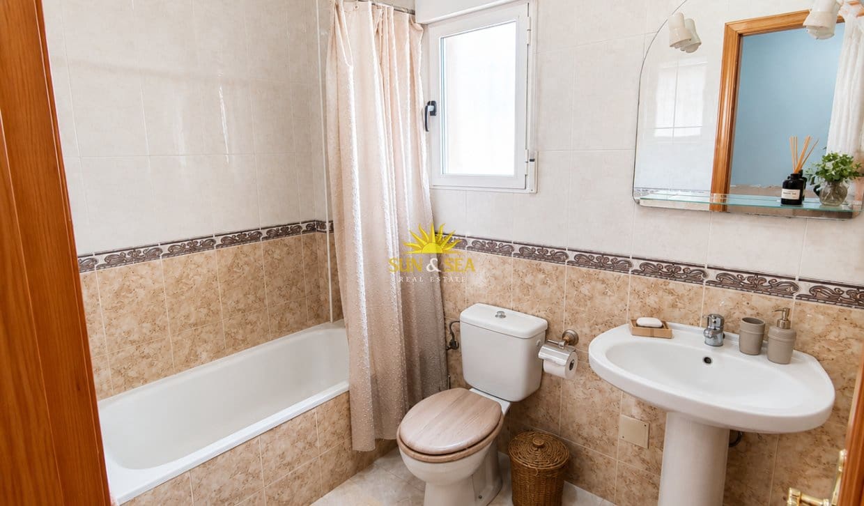 Chalet de 2 habitaciones en Aguas Nuevas en alquiler con piscina garaje - 1.250 € (Ref: 9074625)