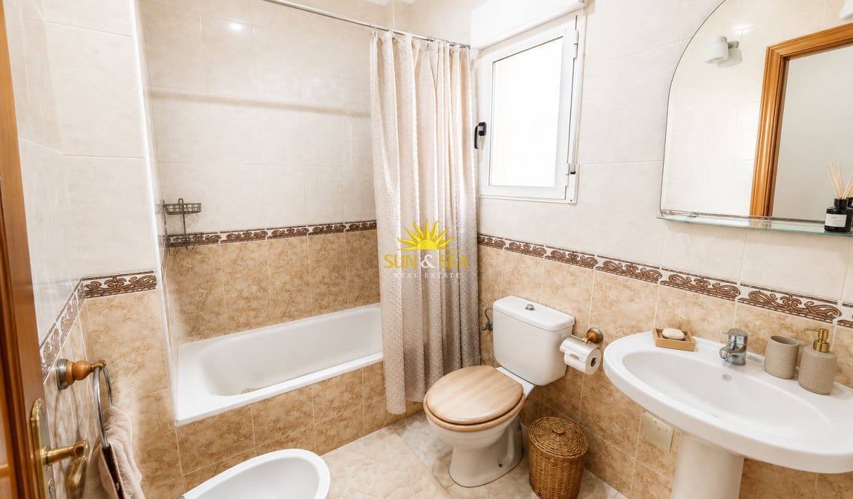 Chalet de 2 habitaciones en Aguas Nuevas en alquiler con piscina garaje - 1.250 € (Ref: 9074625)
