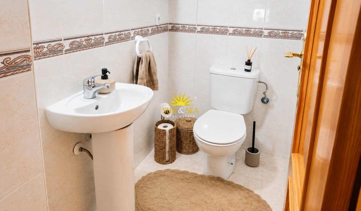 Chalet de 2 habitaciones en Aguas Nuevas en alquiler con piscina garaje - 1.250 € (Ref: 9074625)