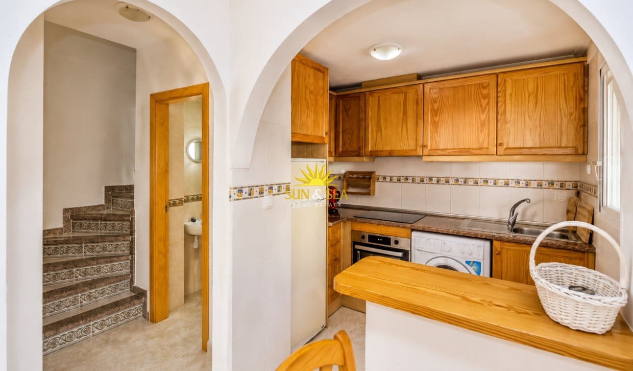 Chalet de 2 habitaciones en Aguas Nuevas en alquiler con piscina garaje - 1.250 € (Ref: 9074625)