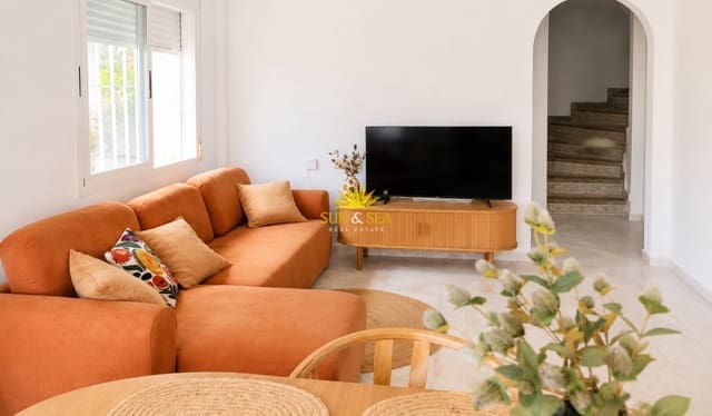 Chalet de 2 habitaciones en Aguas Nuevas, Torrevieja en alquiler con piscina garaje - 1.250 € (Ref: 9074625)