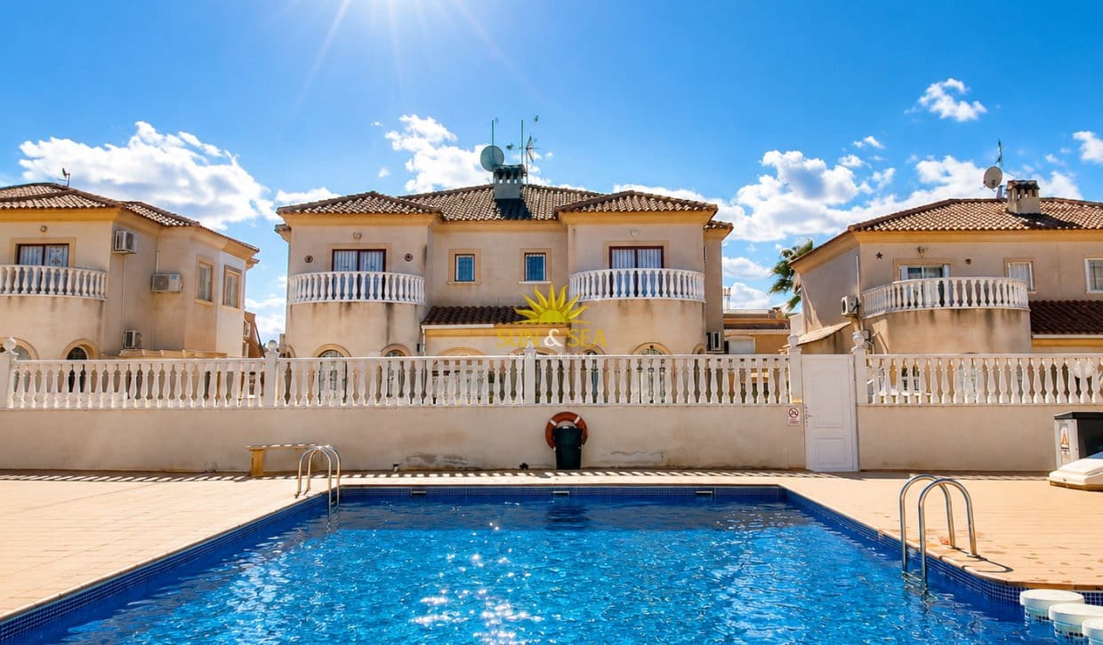Chalet de 2 habitaciones en Aguas Nuevas en alquiler con piscina garaje - 1.250 € (Ref: 9074625)