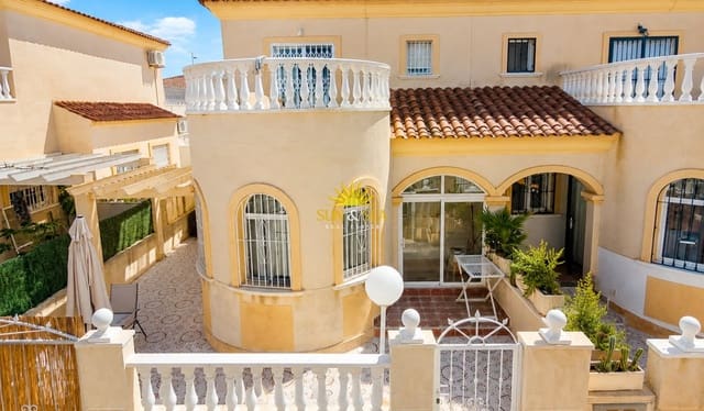 Chalet de 2 habitaciones en Aguas Nuevas, Torrevieja en alquiler con piscina garaje - 1.250 € (Ref: 9074625)