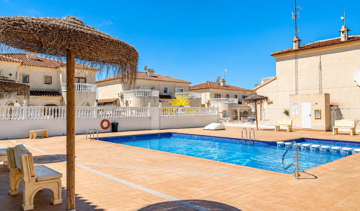 Chalet de 2 habitaciones en Aguas Nuevas en alquiler con piscina garaje - 1.250 € (Ref: 9074625)