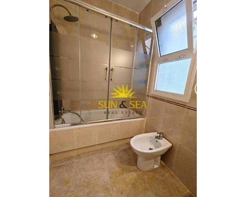 4 bedroom Apartment for rent in Torrevieja with pool - € 1,300 (Ref: 9076811)