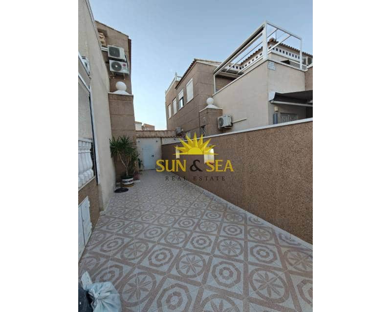 4 bedroom Apartment for rent in Torrevieja with pool - € 1,300 (Ref: 9076811)