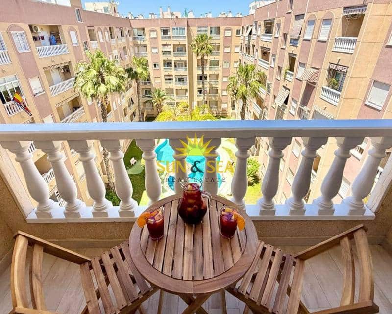   2 soveværelse   ferieLejlighed i Torrevieja   med   swimmingpool   - € 900 (Ref: 9086208)