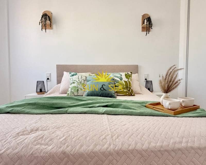   2 soveværelse   ferieLejlighed i Torrevieja   med   swimmingpool   - € 900 (Ref: 9086208)