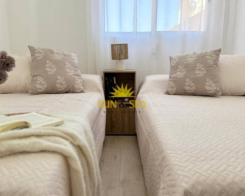   2 soveværelse   ferieLejlighed i Torrevieja   med   swimmingpool   - € 900 (Ref: 9086208)