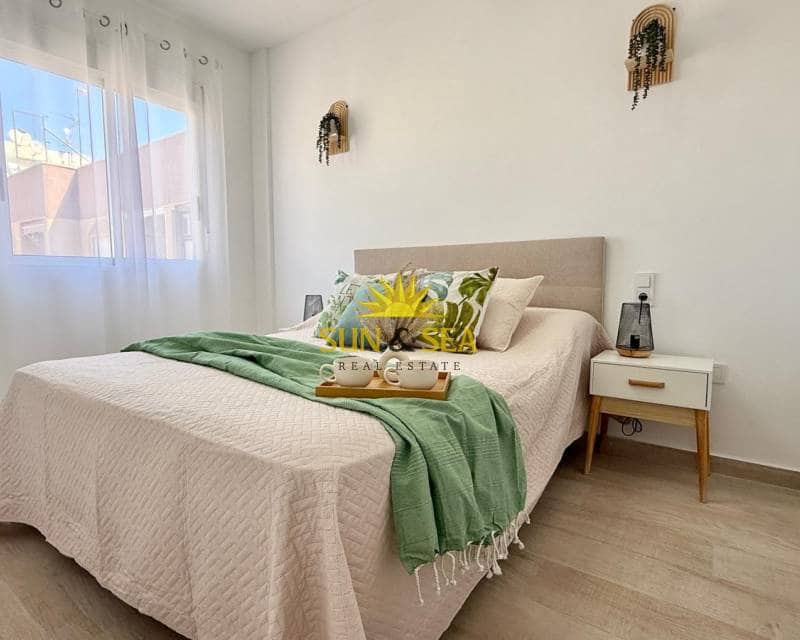   2 soveværelse   ferieLejlighed i Torrevieja   med   swimmingpool   - € 900 (Ref: 9086208)