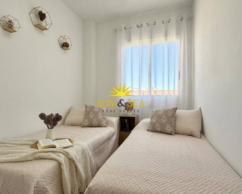   2 soveværelse   ferieLejlighed i Torrevieja   med   swimmingpool   - € 900 (Ref: 9086208)