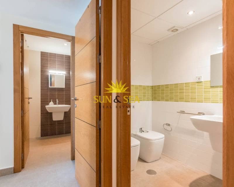 2 soveværelse Lejlighed til leje i La Manga del Mar Menor med swimmingpool garage - € 900 (Ref: 9109865)