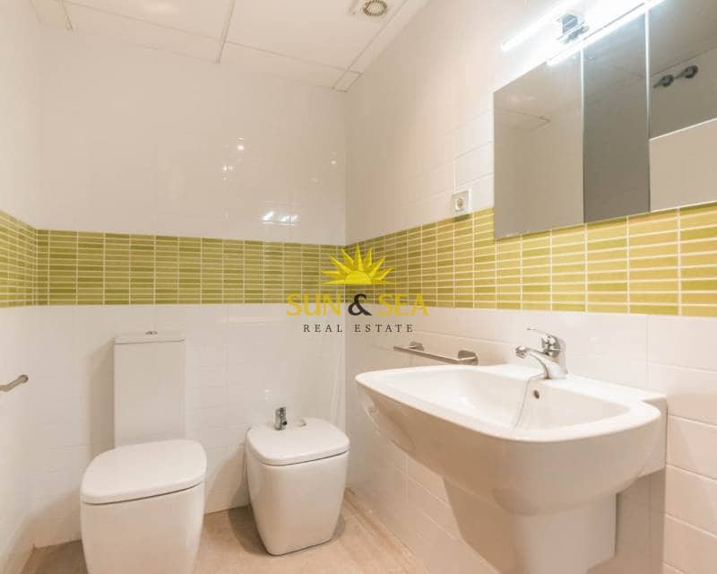 2 soveværelse Lejlighed til leje i La Manga del Mar Menor med swimmingpool garage - € 900 (Ref: 9109865)