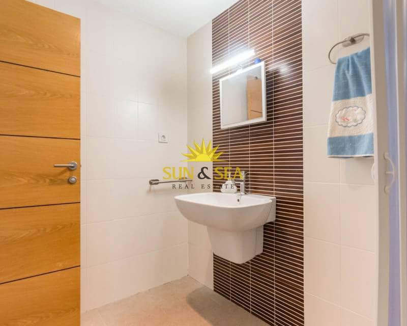 2 soveværelse Lejlighed til leje i La Manga del Mar Menor med swimmingpool garage - € 900 (Ref: 9109865)