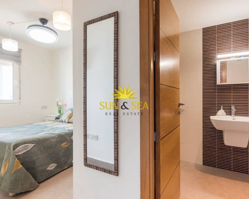 2 soveværelse Lejlighed til leje i La Manga del Mar Menor med swimmingpool garage - € 900 (Ref: 9109865)