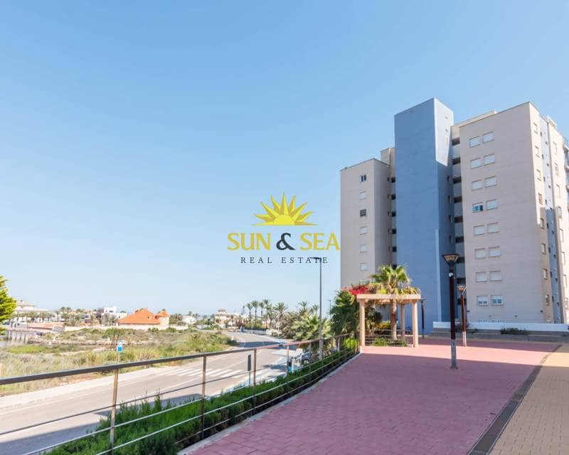 2 soveværelse Lejlighed til leje i La Manga del Mar Menor med swimmingpool garage - € 900 (Ref: 9109865)
