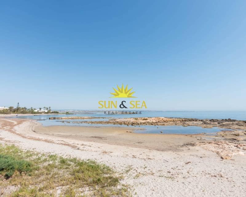 2 soveværelse Lejlighed til leje i La Manga del Mar Menor med swimmingpool garage - € 900 (Ref: 9109865)