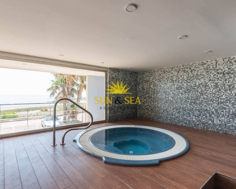 2 soveværelse Lejlighed til leje i La Manga del Mar Menor med swimmingpool garage - € 900 (Ref: 9109865)